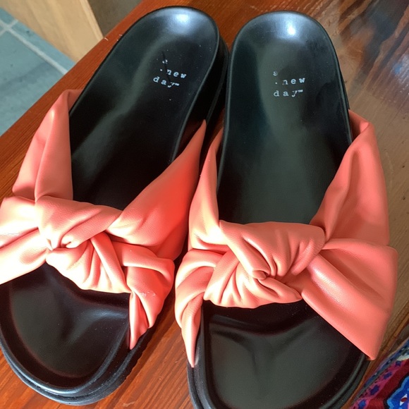 A new day flip flops, new without tags - Picture 4 of 9